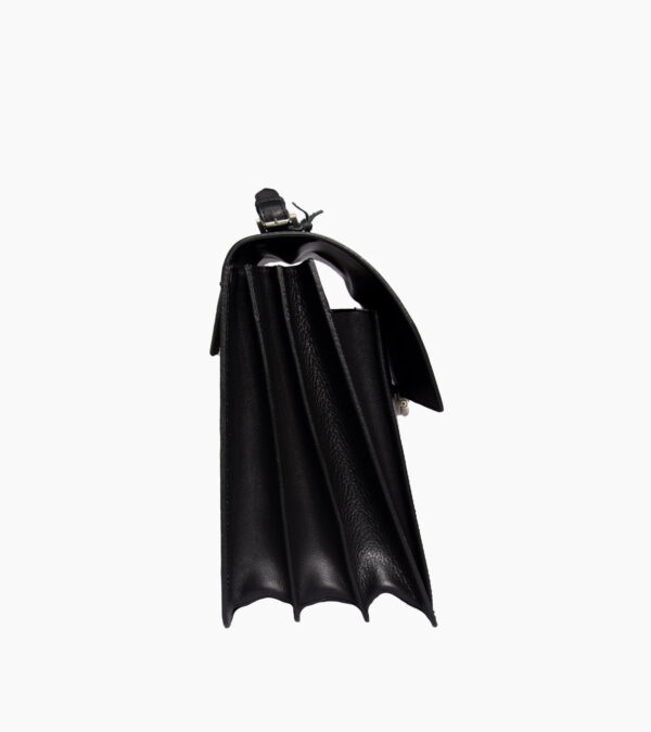 Vue de côté du cartable en cuir noir