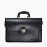 Vue de face du cartable en cuir noir