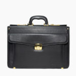 Vue de face de la mallette en cuir noir