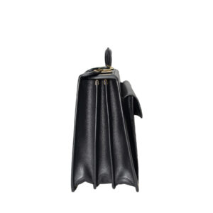 Vue de coté de la mallette en cuir noir