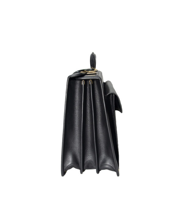 Vue de coté de la mallette en cuir noir