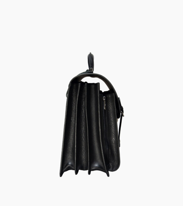 Vue de côté du cartable en cuir noir