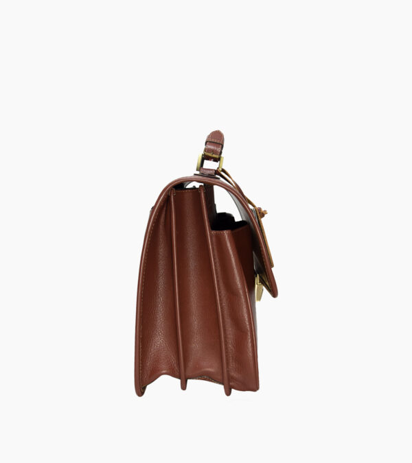 Vue de côté du cartable en cuir marron